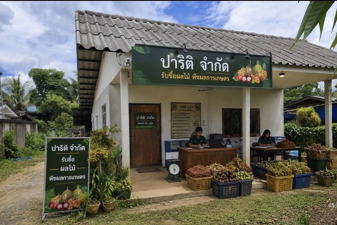 หน้าร้านบริษัทปาริติ จำกัด จุดรับซื้อผลไม้และพืชผลการเกษตร อำเภอฝาง จังหวัดเชียงใหม่